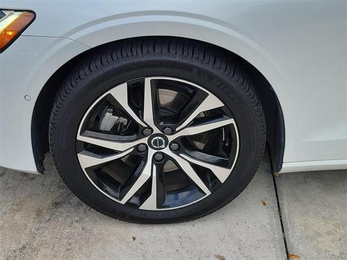 2023 Volvo S60 B5 Plus Dark Theme