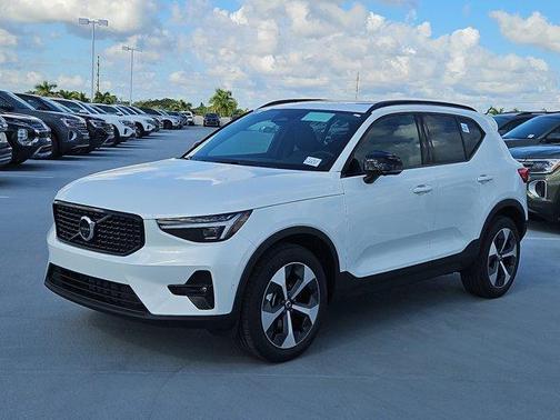 2026 Volvo XC40 B5 Plus