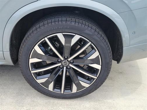 2025 Volvo XC90 Plug-In Hybrid T8 Plus 6-Seater