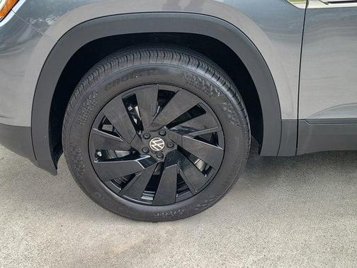 Platinum Gray Metallic 2025 Volkswagen Atlas Cross Sport 2.0T SE w/Technology