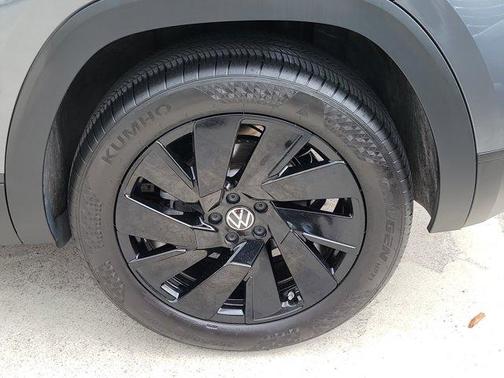 Platinum Gray Metallic 2025 Volkswagen Atlas Cross Sport 2.0T SE w/Technology