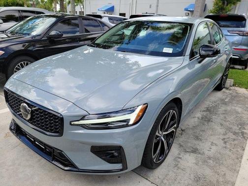 2024 Volvo S60 B5 Core Dark Theme