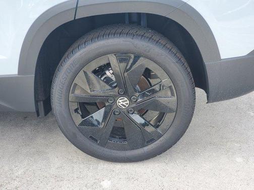 2026 Volkswagen Taos 1.5T SE Black