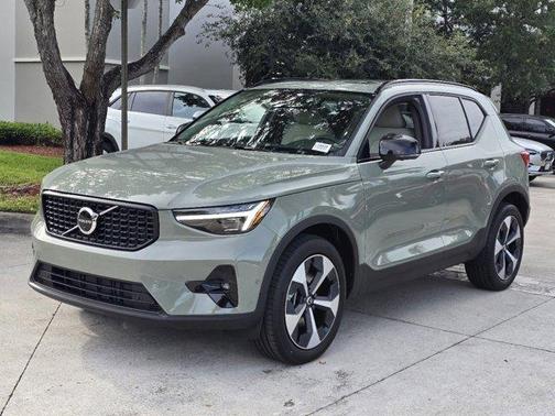 2025 Volvo XC40 B5 Plus Dark Theme