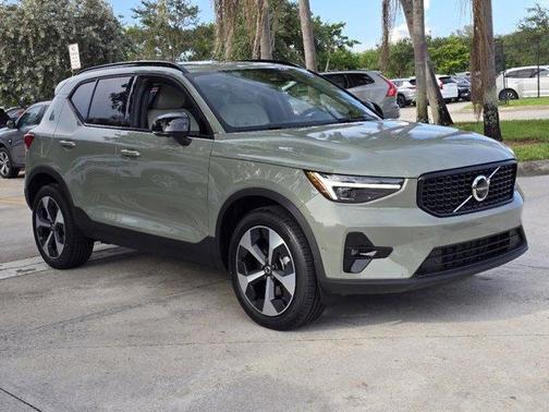 2025 Volvo XC40 B5 Plus Dark Theme