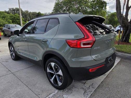 2025 Volvo XC40 B5 Plus Dark Theme