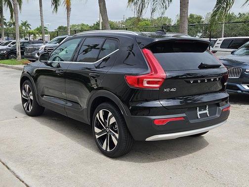 2025 Volvo XC40 B5 Plus Bright Theme