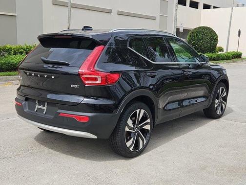 2025 Volvo XC40 B5 Plus Bright Theme