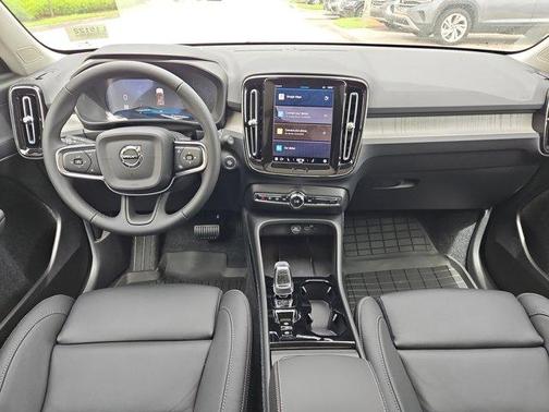 2025 Volvo XC40 B5 Plus Bright Theme