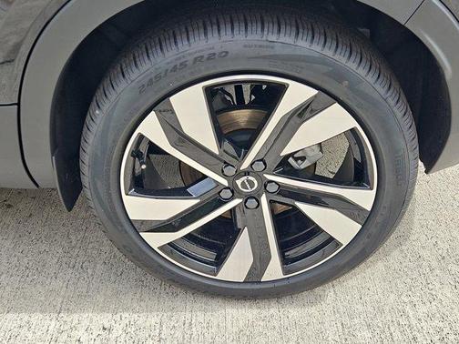 2025 Volvo XC40 B5 Plus Bright Theme