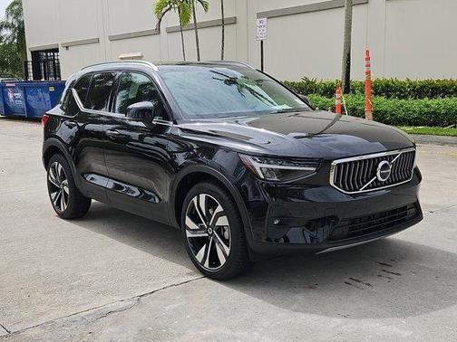 2025 Volvo XC40 B5 Plus Bright Theme