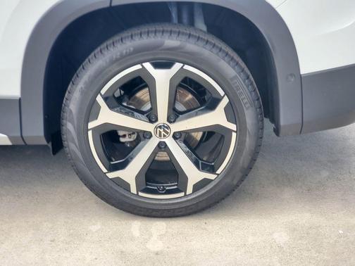 Pure White 2026 Volkswagen Tiguan 2.0T SE
