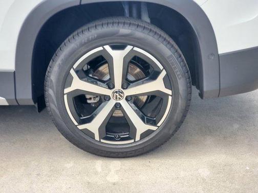 Pure White 2026 Volkswagen Tiguan 2.0T SE