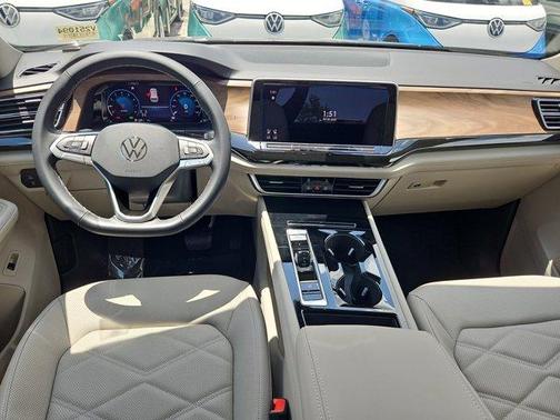 2025 Volkswagen Atlas 2.0T SE w/Technology