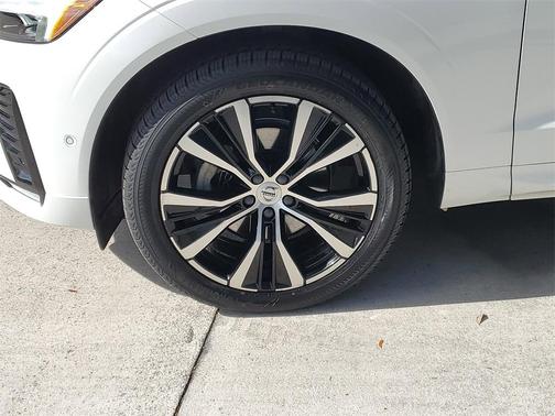 2023 Volvo XC60 B5 Plus Dark Theme