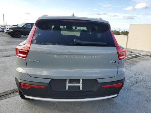 2025 Volvo XC40 B5 Ultra Bright Theme