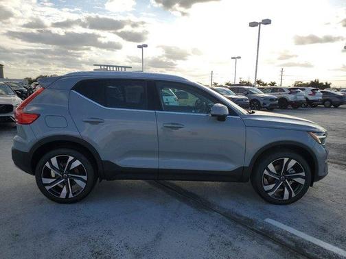 2025 Volvo XC40 B5 Ultra Bright Theme