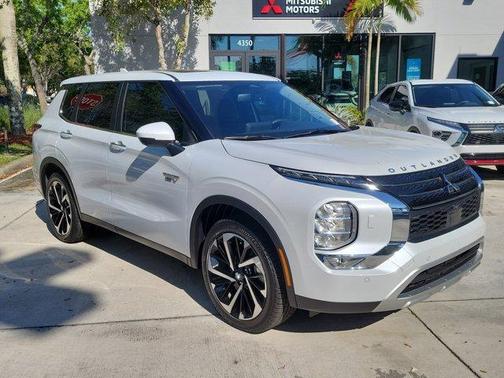 White Diamond 2025 Mitsubishi Outlander PHEV SE