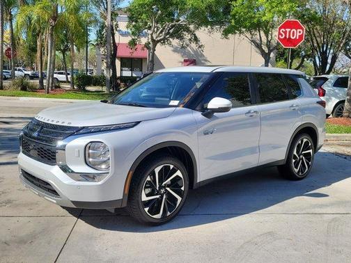 White Diamond 2025 Mitsubishi Outlander PHEV SE