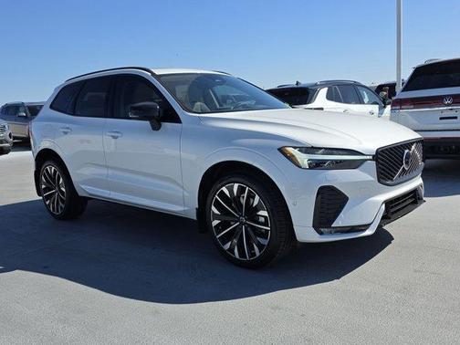 Crystal White Metallic 2026 Volvo XC60 B5 Ultra
