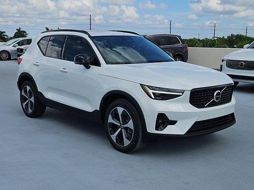 2026 Volvo XC40 B4 Plus