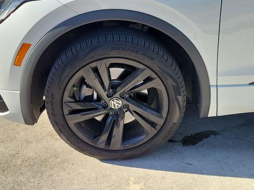 Opal White Pearl Effect 2023 Volkswagen Tiguan 2.0T SE R-Line Black