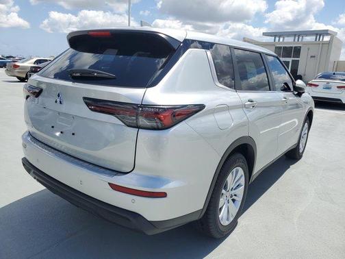 2025 Mitsubishi Outlander ES