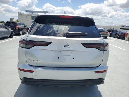 2025 Mitsubishi Outlander ES
