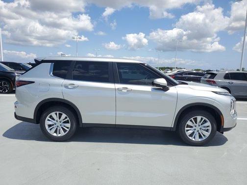 2025 Mitsubishi Outlander ES