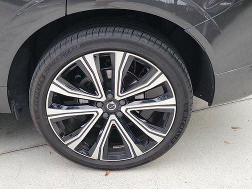 Platinum Gray Metallic 2023 Volvo XC60 B5 Ultimate Bright Theme
