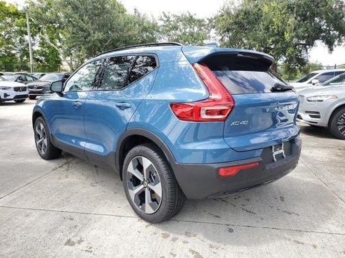 2025 Volvo XC40 B5 Plus Dark Theme