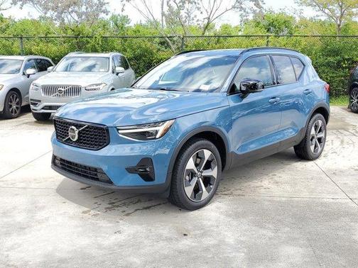 2025 Volvo XC40 B5 Plus Dark Theme