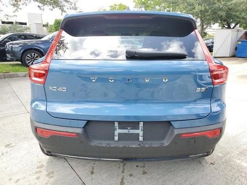 2025 Volvo XC40 B5 Plus Dark Theme