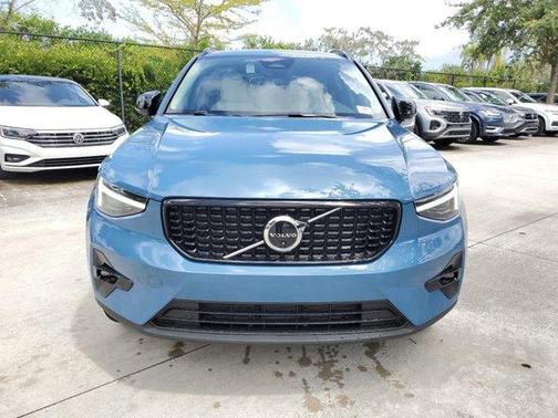 2025 Volvo XC40 B5 Plus Dark Theme