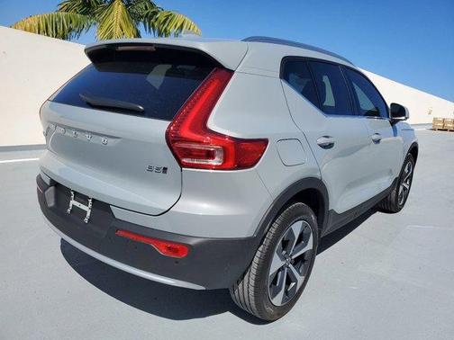 2025 Volvo XC40 B5 Core Bright Theme
