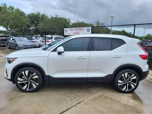 2024 Volvo XC40 B5 Plus Bright Theme