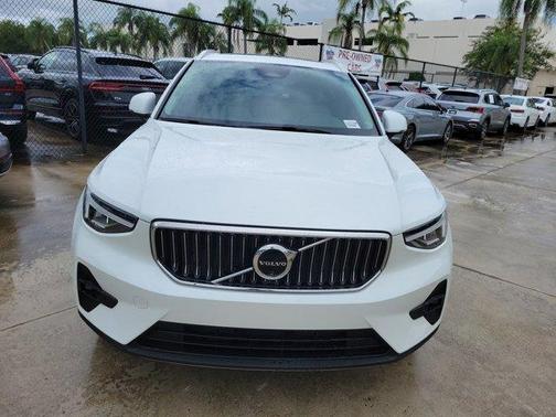 2024 Volvo XC40 B5 Plus Bright Theme