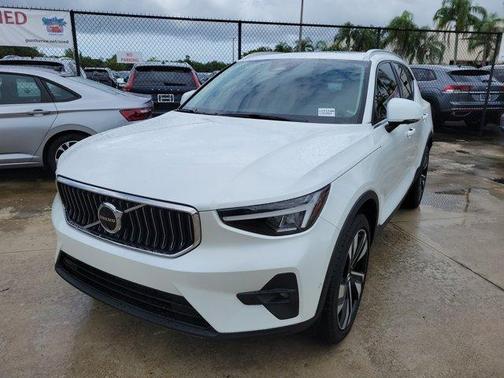 2024 Volvo XC40 B5 Plus Bright Theme