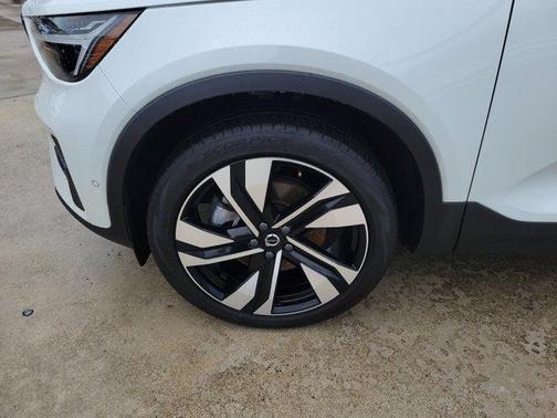 2024 Volvo XC40 B5 Plus Bright Theme