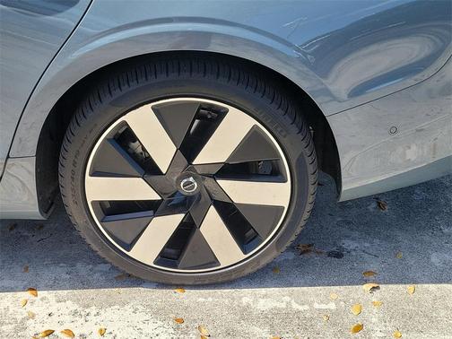 2024 Volvo S60 Recharge Plug-In Hybrid T8 Plus Dark Theme