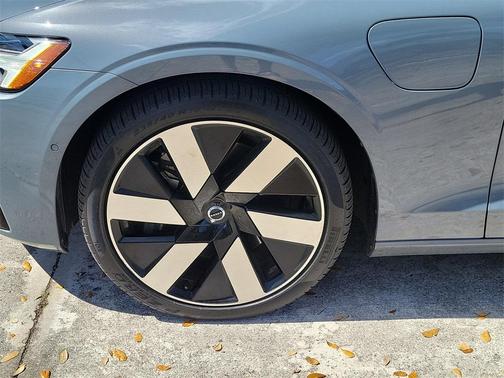 2024 Volvo S60 Recharge Plug-In Hybrid T8 Plus Dark Theme