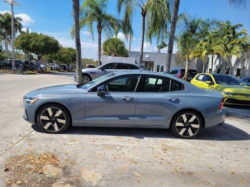 2024 Volvo S60 Recharge Plug-In Hybrid T8 Plus Dark Theme