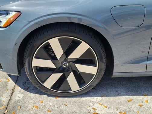 2024 Volvo S60 Recharge Plug-In Hybrid T8 Plus Dark Theme