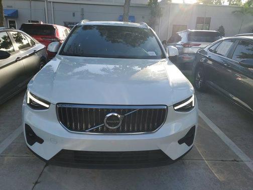 2024 Volvo XC40 B5 Ultimate Bright Theme