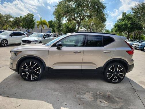 2024 Volvo XC40 B5 Ultimate Dark Theme