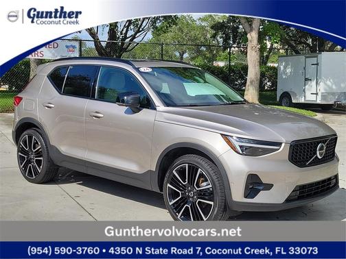 2024 Volvo XC40 B5 Ultimate Dark Theme