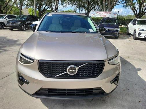 2024 Volvo XC40 B5 Ultimate Dark Theme