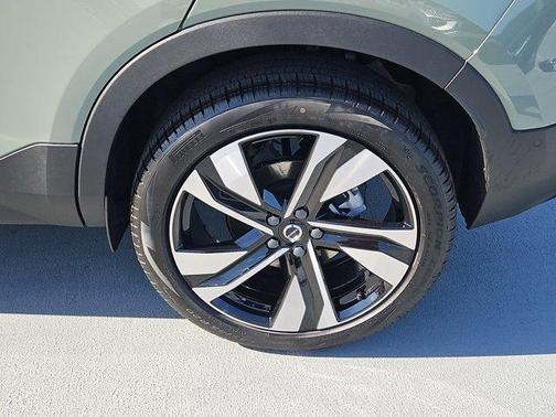 2025 Volvo XC40 B5 Plus Dark Theme