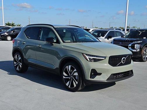 2025 Volvo XC40 B5 Plus Dark Theme