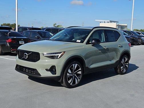 2025 Volvo XC40 B5 Plus Dark Theme